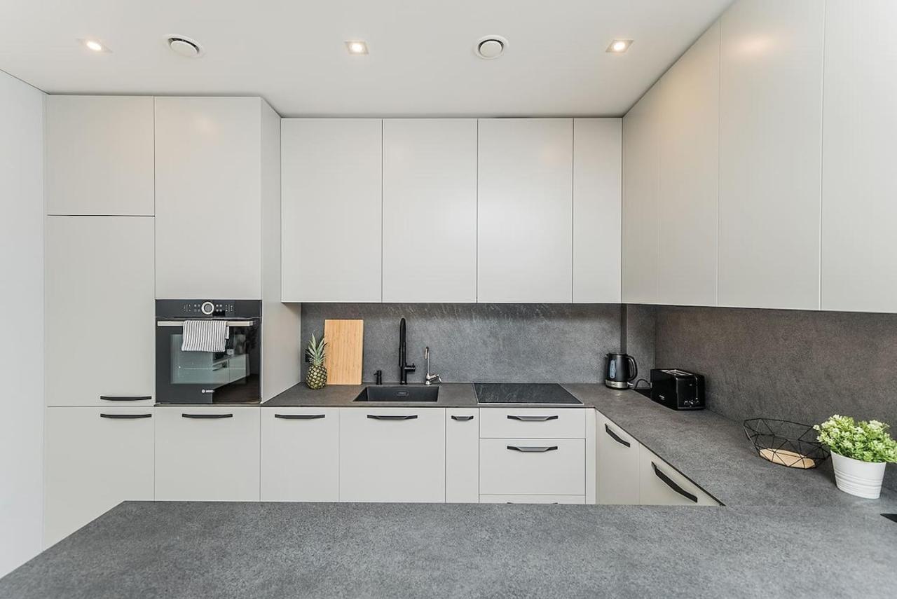 Lovely Apartment With Private Terrace By Urban Rent Kaunas Luaran gambar